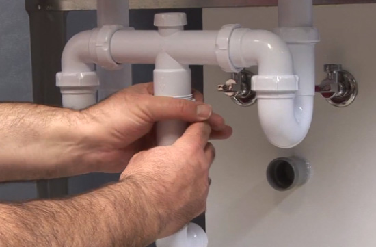 Instalación de tuberías y muebles de baño